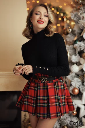 Pulover dama negru din casmir structurat cu volane la gat si maneci accesorizat cu perle
