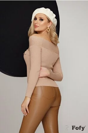 Pulover dama premium bej pe umeri cu nasturi metalici