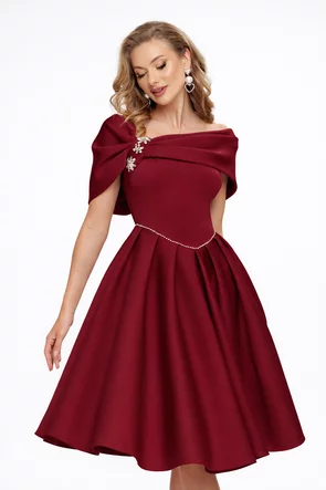 Rochie de ocazie eleganta bordo din neopren pe umeri cu fusta in pliuri si cristale