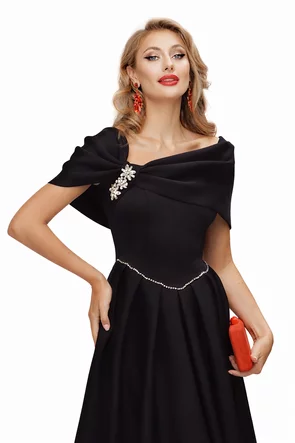 Rochie de ocazie eleganta neagra din neopren pe umeri cu fusta in pliuri si cristale