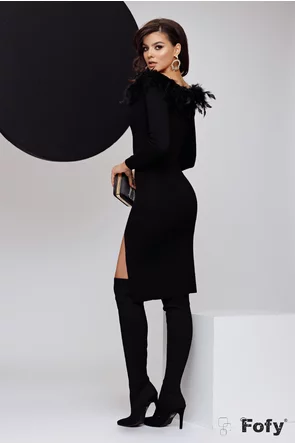 Rochie de ocazie tricotata neagra cu decolteu rotund si pene naturale
