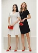 Rochie eleganta alba din tricot premium cu guler si nasturi cu perle si strasuri 