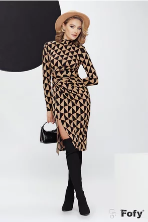 Rochie eleganta din crep elastic imprimeu grafic bej cu fronseuri laterale si crapatura