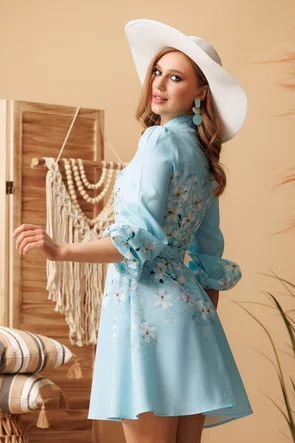 Rochie eleganta din organza cu imprimeu floral bleu si nasturi bijuterie