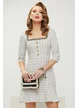 Rochie eleganta Fofy din tweed alb premium cu decolteu patrat si nasturi bijuterie