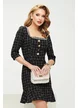 Rochie eleganta Fofy din tweed negru premium cu decolteu patrat si nasturi bijuterie