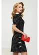 Rochie eleganta Fofy din tweed negru premium in carouri cu fundite laterale si nasturi decorativi