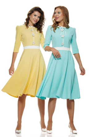 Rochie eleganta Fofy galbena clos cu insertii albe si aplicatii florale sidefate sofisticate