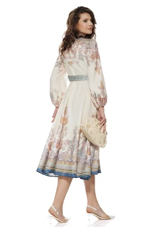 Rochie eleganta lunga bej cu imprimeu floral cu influente baroc si nasturi bijuterie