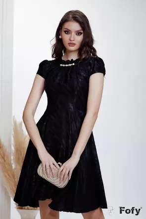 Rochie eleganta neagra Fofy din jakard satinat cu colier de perle si strassuri