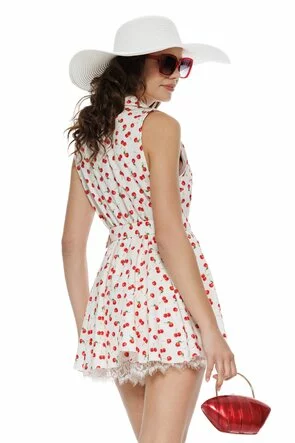 Rochie mini de vara alba cu revere cu dublura de pantalon scurt conturat cu dantela imprimeu cirese