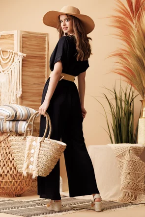 Salopeta de vara neagra decoltata cu pantalon lejer si centura boho