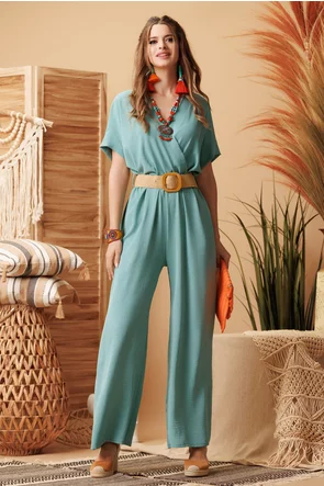 Salopeta de vara turcoaz decoltata cu pantalon lejer si centura boho