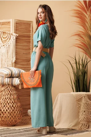 Salopeta de vara turcoaz decoltata cu pantalon lejer si centura boho