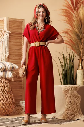 Salopeta de vara vino rosso decoltata cu pantalon lejer si centura boho