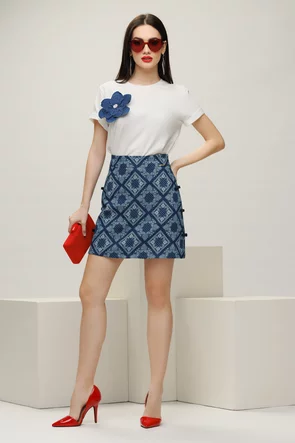 Tricou dama alb din bumbac premium cu floare decorativa din blug