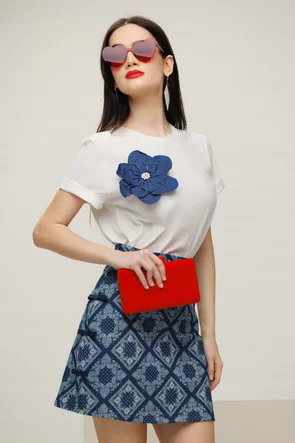 Tricou dama alb din bumbac premium cu floare decorativa din blug