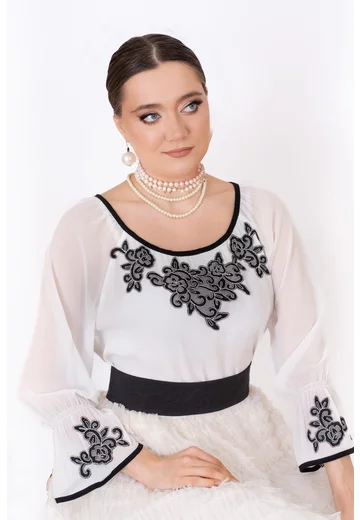 Bluza alba cu dantela neagra