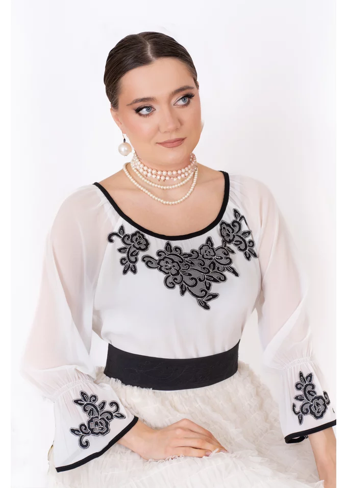 Bluza alba cu dantela neagra