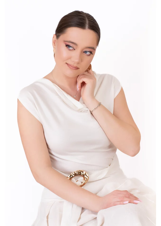 Bluza alba cu detaliu tip catarama