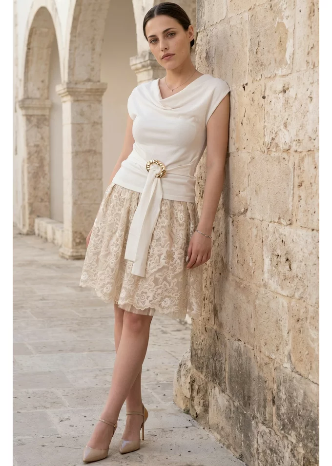 Bluza alba cu detaliu tip catarama