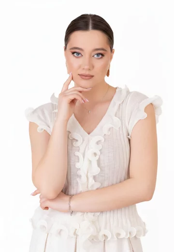 Bluza alba cu volane decorative