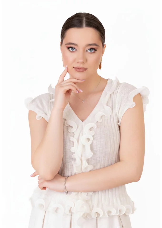 Bluza alba cu volane decorative