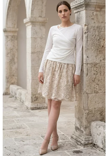 Bluza alba din tricot fin cu detaliu petrecut
