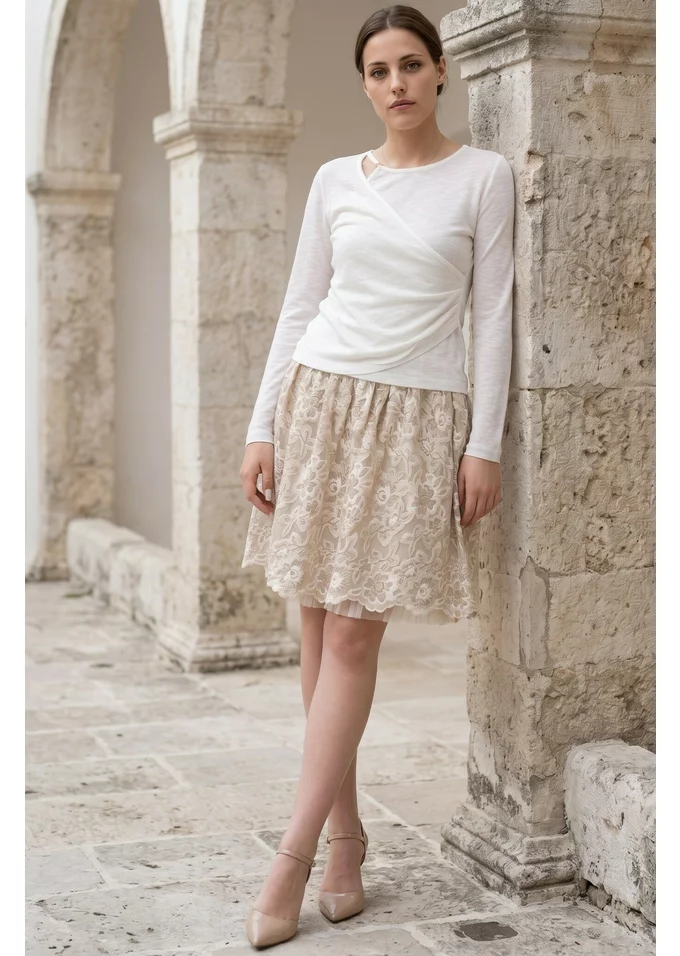 Bluza alba din tricot fin cu detaliu petrecut