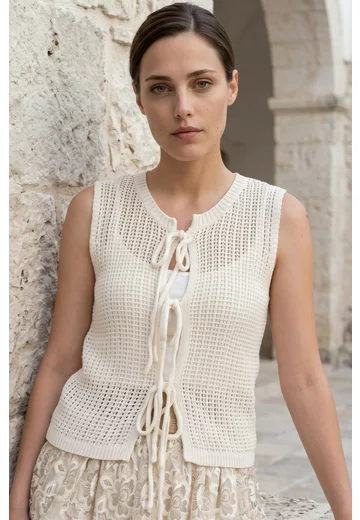 Bluza alba fara maneci din macrame cu inchidere frontala