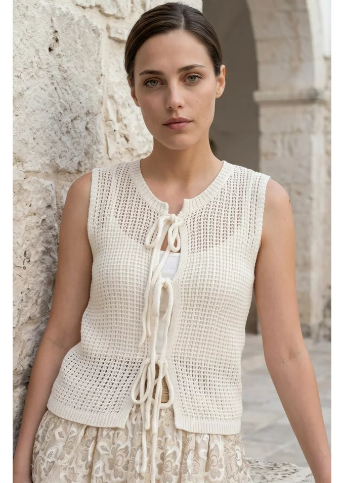 Bluza alba fara maneci din macrame cu inchidere frontala