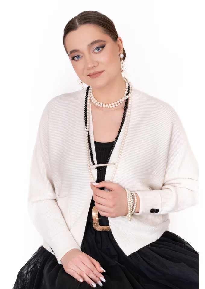 Bluza alba tricotata cu dungi orizontale si accesorizat