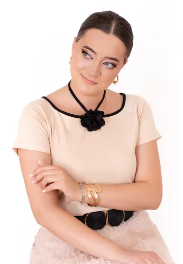 Bluza bej din jerse cu floare tip colier
