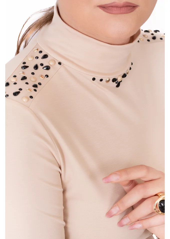 Bluza cream accesorizata cu strasuri si pietre