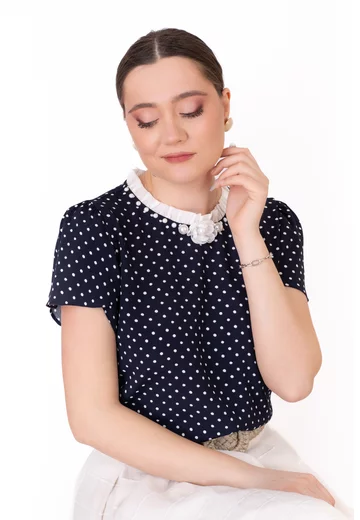 Bluza cream dots decorata cu floare si perle