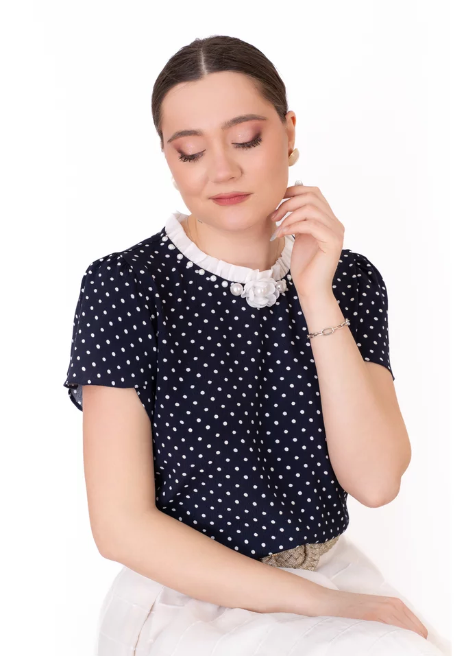 Bluza cream dots decorata cu floare si perle