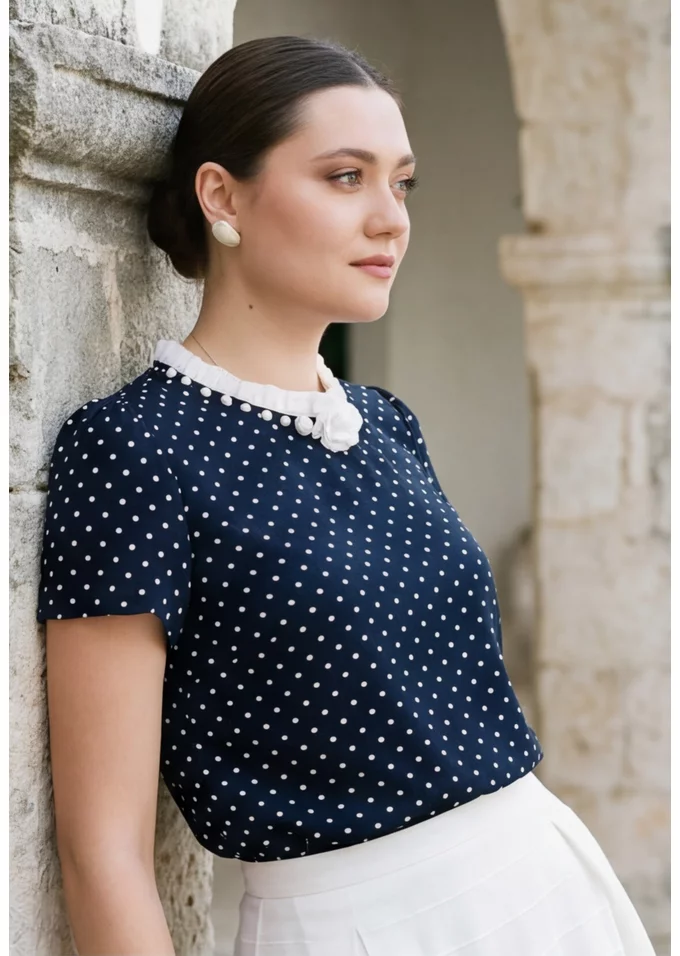 Bluza cream dots decorata cu floare si perle
