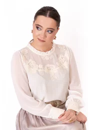 Bluza cream kiss din vascoza cu broderie ton in ton