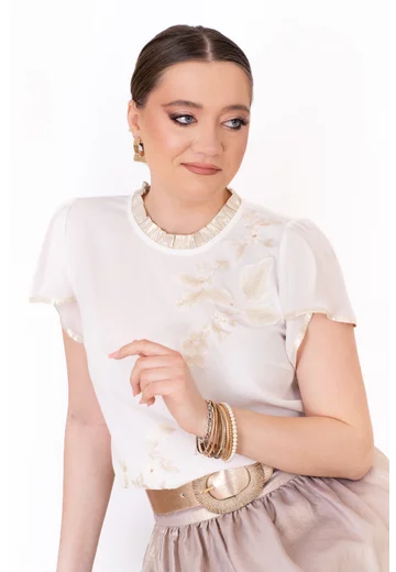Bluza eleganta alba accesorizata cu broderie florala