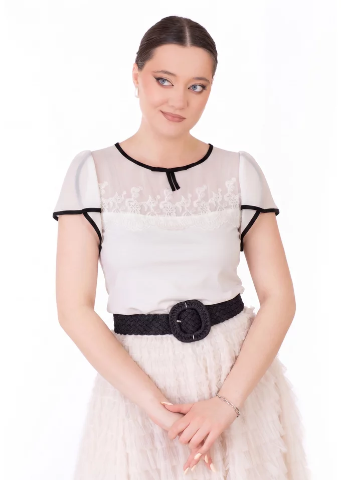 Bluza eleganta alba accesorizata cu dantela si detalii in contrast