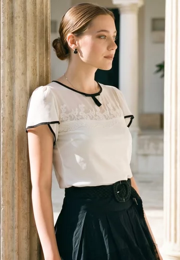 Bluza eleganta alba accesorizata cu dantela si detalii in contrast
