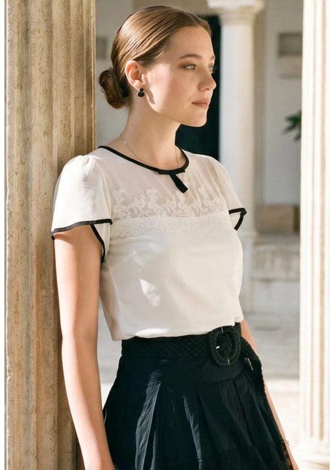 Bluza eleganta alba accesorizata cu dantela si detalii in contrast