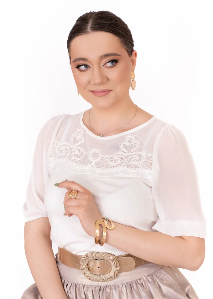 Bluza eleganta alba accesorizata cu voal si dantela si maneci bufante