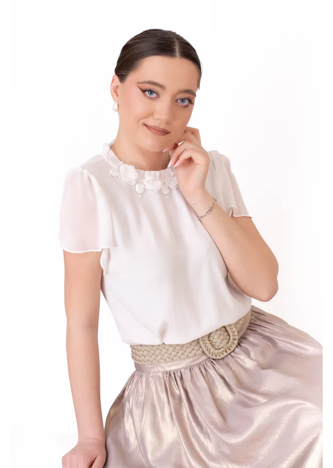 Bluza eleganta alba decorata cu flori si perle