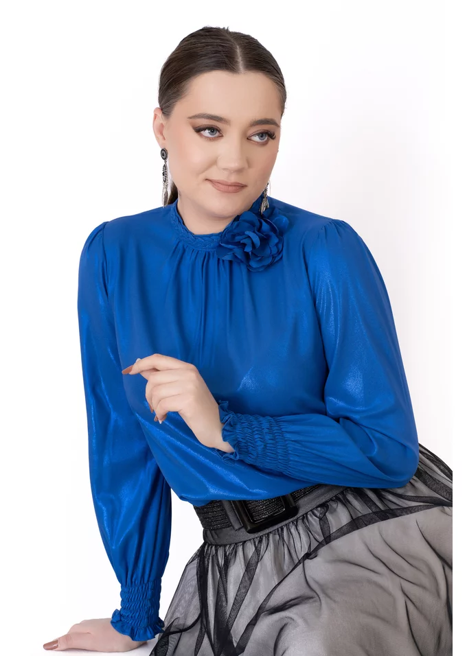 Bluza eleganta albastru topaz sidefat decorata cu floare