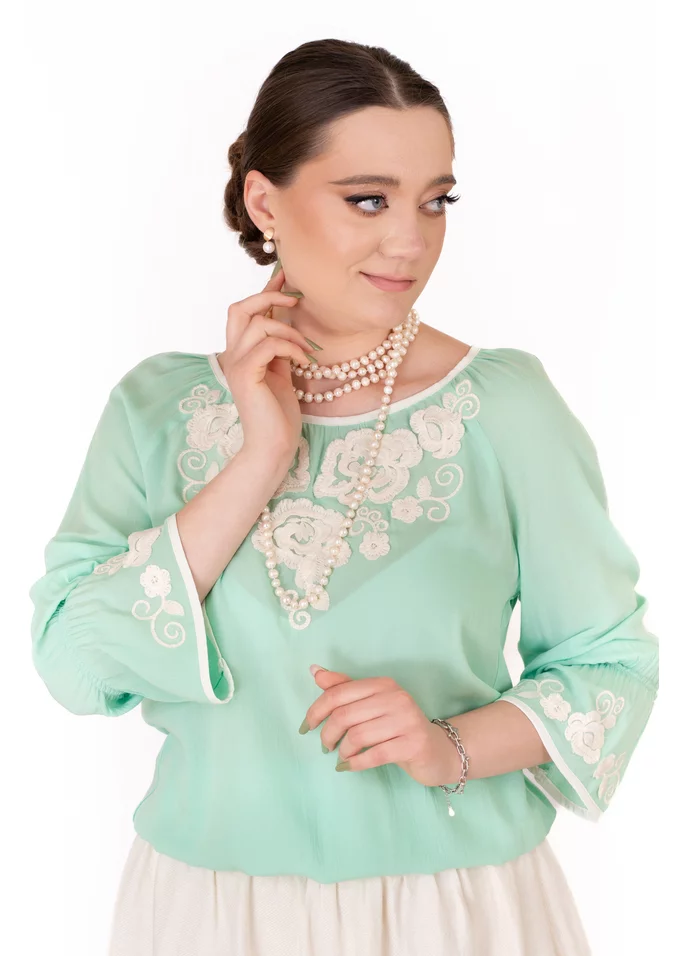 Bluza eleganta aqua thread din vascoza racoroasa cu accente din broderie natur