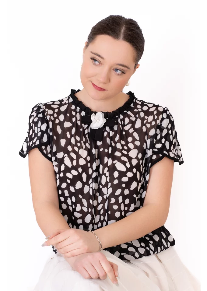 Bluza eleganta black dots decorata cu funda si floare