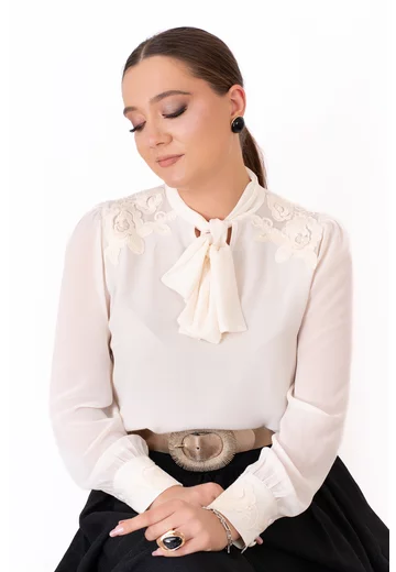 Bluza eleganta cream chic cu esarfa si broderie pe umeri