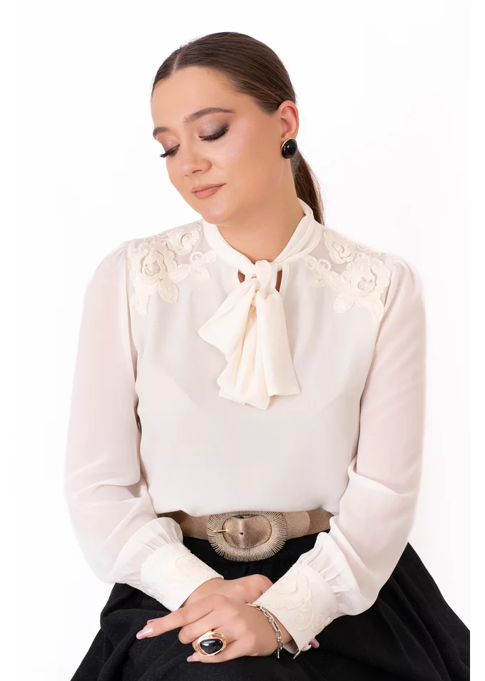 Bluza eleganta cream chic cu esarfa si broderie pe umeri