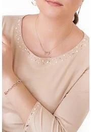 Bluza eleganta cream decorata cu colier din pietre si perle